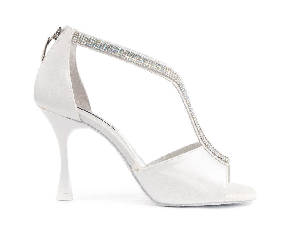 Portdance PD806 PRO Tanzschuhe aus weißem Satin mit silbernem Strass-Riemen und Reißverschluss hinten.
